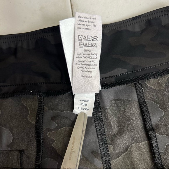 Spanx Sunshine Shorts  Pull On 4-Way Stretch Size XLarge Black Camo. - Picture 13 of 14